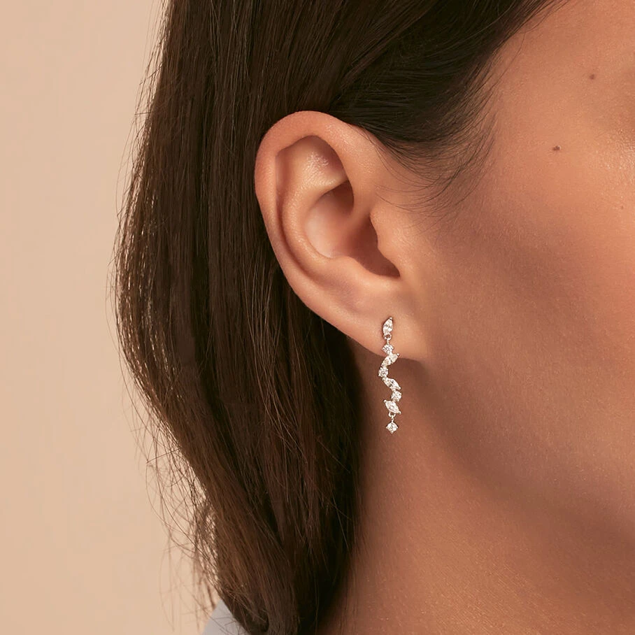 Boucles D'oreilles Pendantes PLEIADES - Cristal / Argenté 4 Boucles D'oreilles Pendantes PLEIADES - Cristal / Argenté – Image 2